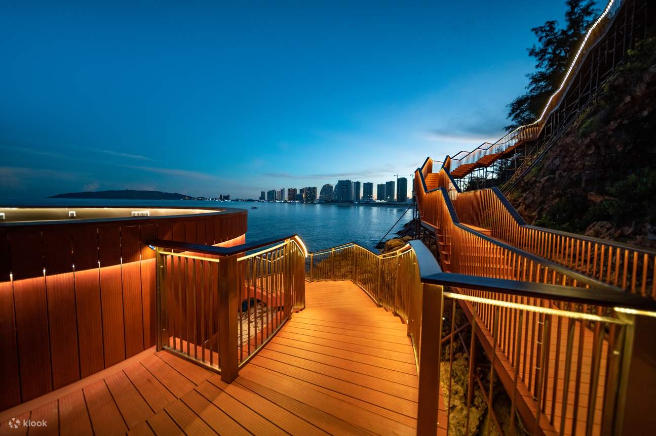 Reef Bar bukan sahaja tarikan gaya bar selebriti Internet, Wave Bar yang dibina di atas terumbu adalah tarikan selebriti Internet dengan lebih 70 juta hits, dan anda boleh menyentuh ombak dengan hanya satu hujung jari. Restoran tebing yang menghadap Reef 